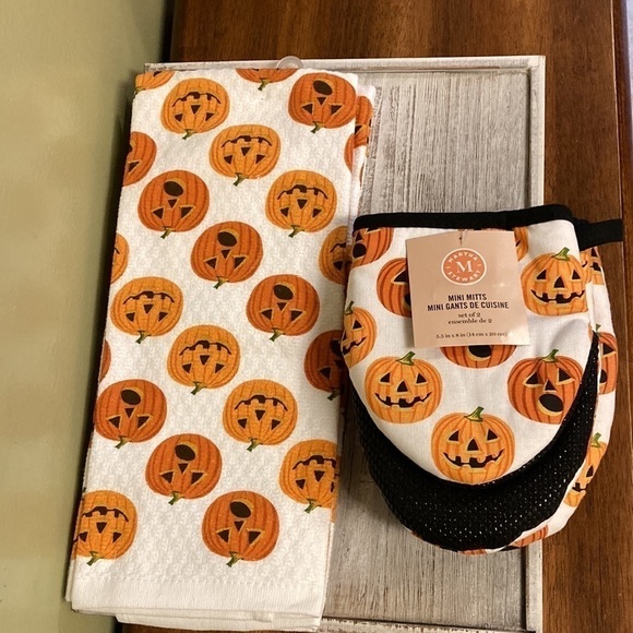 NEW! MARTHA STEWART 2 Pack HALLOWEEN JACK-O-LANTERN KITCHEN TOWELS & Mini Mitts - Picture 2 of 8